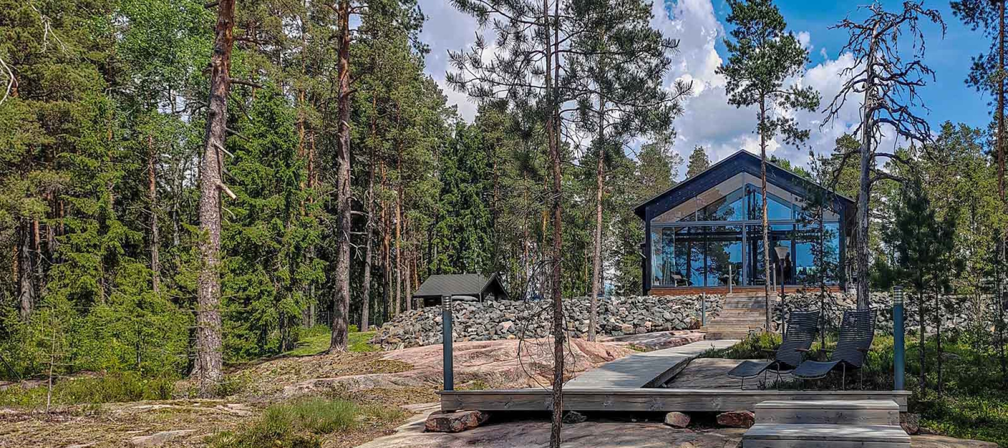 découvrez une ambiance chaleureuse et authentique du 17e siècle, où convivialité et charme historique se rencontrent pour créer un cadre unique et accueillant.