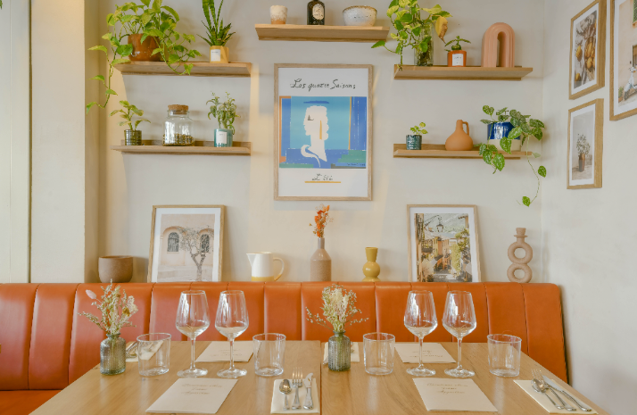 découvrez une ambiance chaleureuse inspirée du 17e siècle, mêlant élégance historique et confort moderne pour une expérience unique et conviviale.