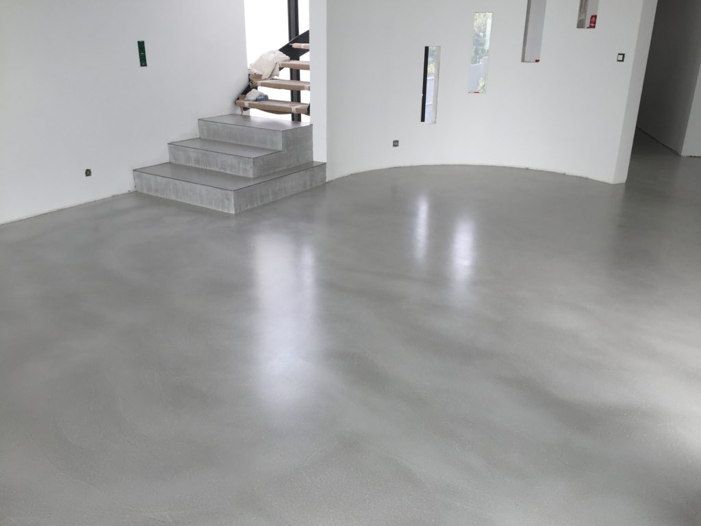 découvrez le coût du béton ciré pour sols : prix au m2, facteurs influençant le tarif, conseils pour estimer votre budget et choisir la meilleure solution pour vos projets de rénovation ou construction.