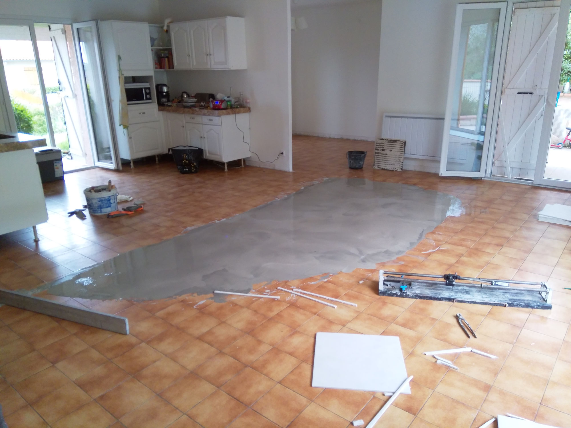 découvrez tout ce qu'il faut savoir sur le coût de la pose de carrelage : prix au mètre carré, facteurs qui influencent le tarif, conseils pour bien choisir votre artisan et estimer votre budget avant de lancer vos travaux.