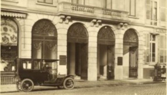 découvrez l'histoire fascinante de l'électricité à paris, des premières illuminations aux innovations technologiques qui ont transformé la capitale française. un voyage captivant à travers les époques électriques parisiennes.