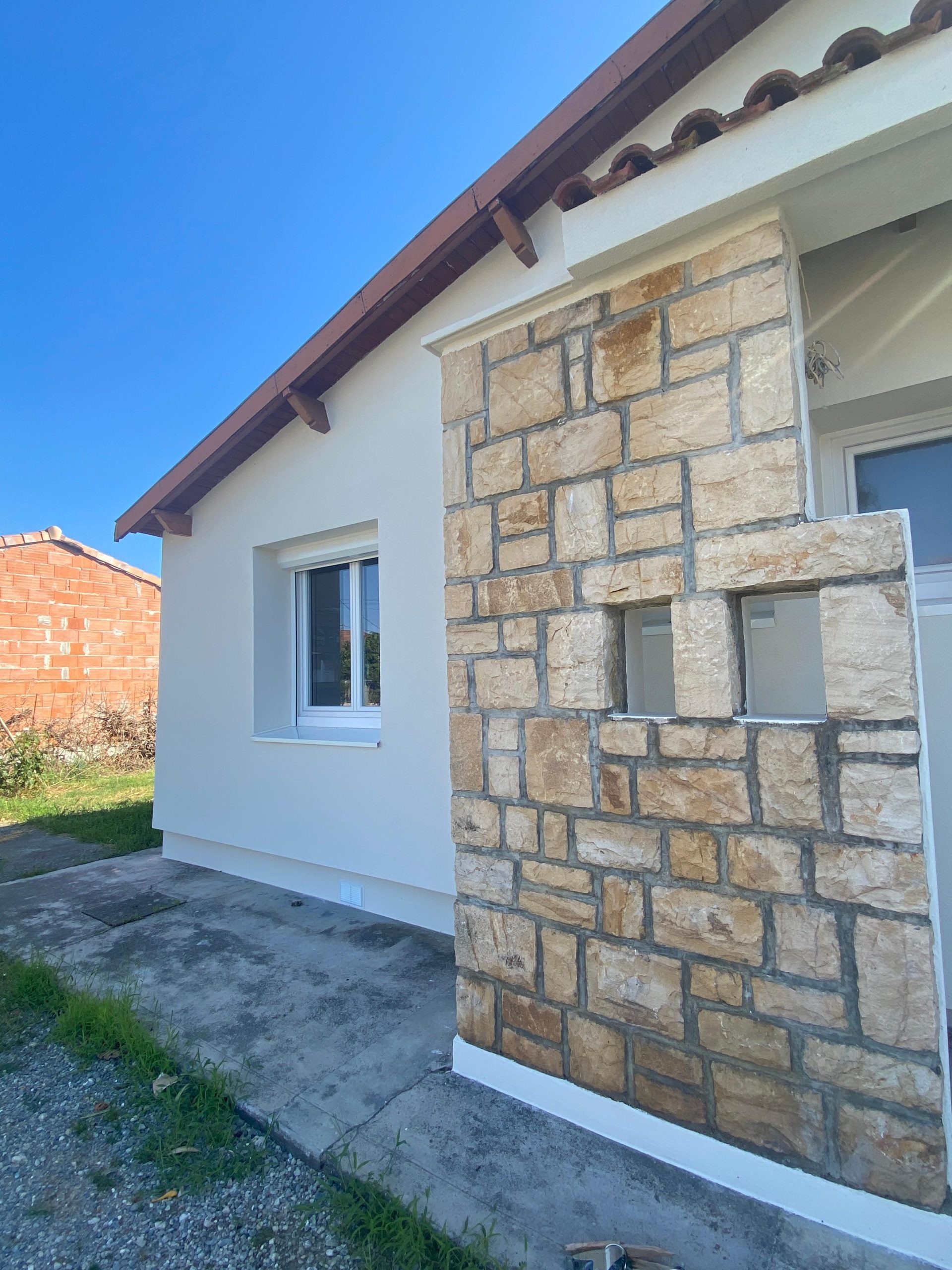 découvrez comment évaluer, rénover et mettre aux normes l'installation électrique d'une maison des années 60 pour garantir votre sécurité et améliorer votre confort.