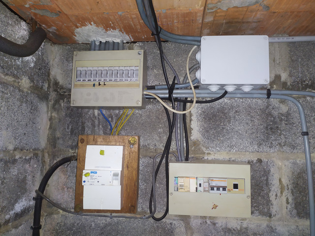 découvrez tout ce qu’il faut savoir sur l’électricité dans une maison des années 60 : normes, sécurité, rénovation de l’installation électrique, conseils et points de vigilance pour vivre sereinement dans un logement ancien.