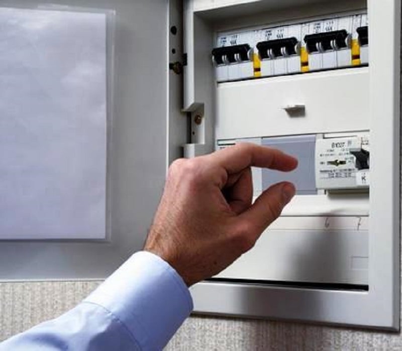 découvrez notre guide sur la sécurité de l'électricité à la maison : conseils pratiques, précautions essentielles et bonnes pratiques pour protéger votre foyer contre les risques électriques.
