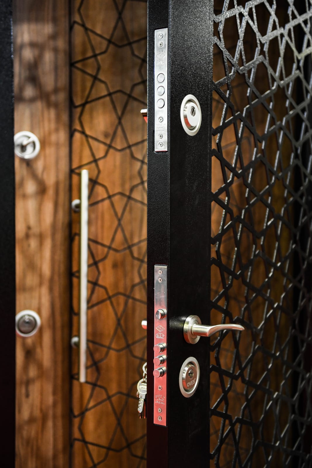 découvrez notre gamme de portes sécurisées pour protéger efficacement votre maison ou votre entreprise. alliant robustesse, design et technologie, nos portes garantissent sécurité et tranquillité d'esprit.