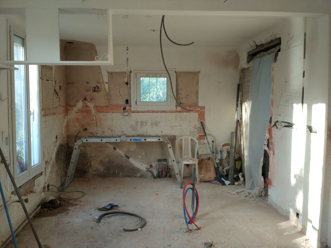 découvrez comment rénover l'électricité d'une maison des années 60 : conseils, normes actuelles, sécurité et astuces pour moderniser votre installation électrique en toute sérénité.