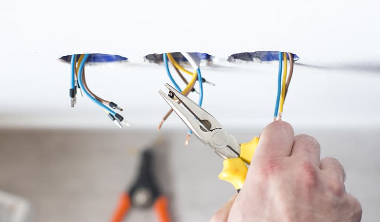 découvrez nos conseils et solutions pour la rénovation électrique de votre maison : mise aux normes, sécurité, installation et modernisation de votre système électrique pour un habitat sûr et confortable.