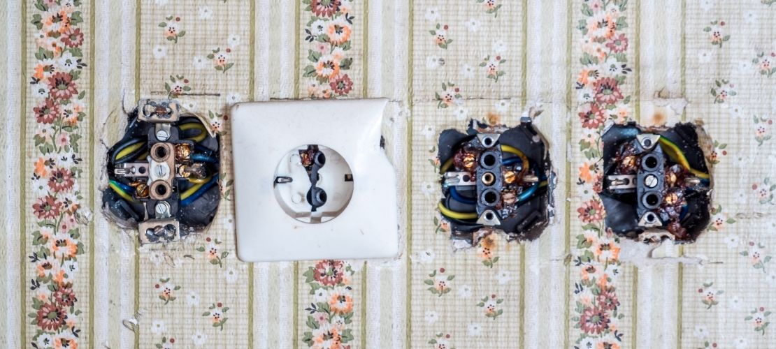 découvrez nos conseils et solutions pour la rénovation électrique de votre maison : sécurité, conformité, coût et étapes clés pour moderniser votre installation électrique en toute sérénité.