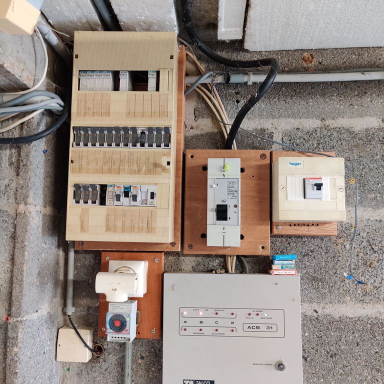 découvrez nos conseils essentiels pour réussir la rénovation électrique de votre maison en toute sécurité. optimisez votre installation avec nos astuces pratiques et respectez les normes en vigueur.