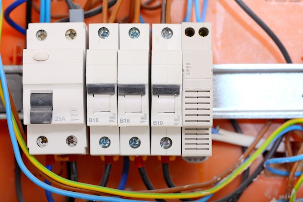 découvrez nos conseils pratiques pour réussir la rénovation électrique de votre maison : normes, sécurité, choix du matériel et étapes essentielles pour un projet serein et conforme.