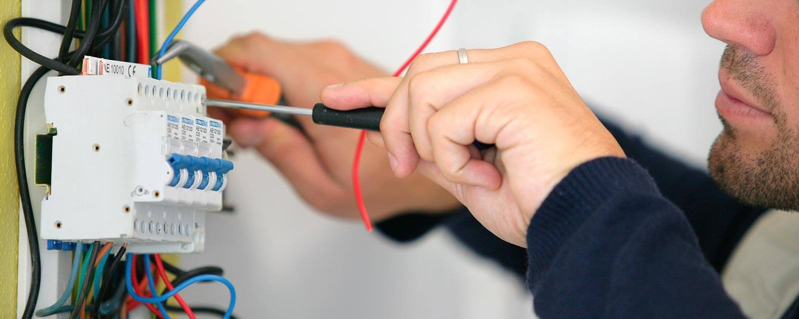 découvrez comment réaliser une rénovation électrique sans stress grâce à nos conseils pratiques et solutions adaptées. simplifiez vos travaux, garantissez votre sécurité et modernisez votre installation facilement !