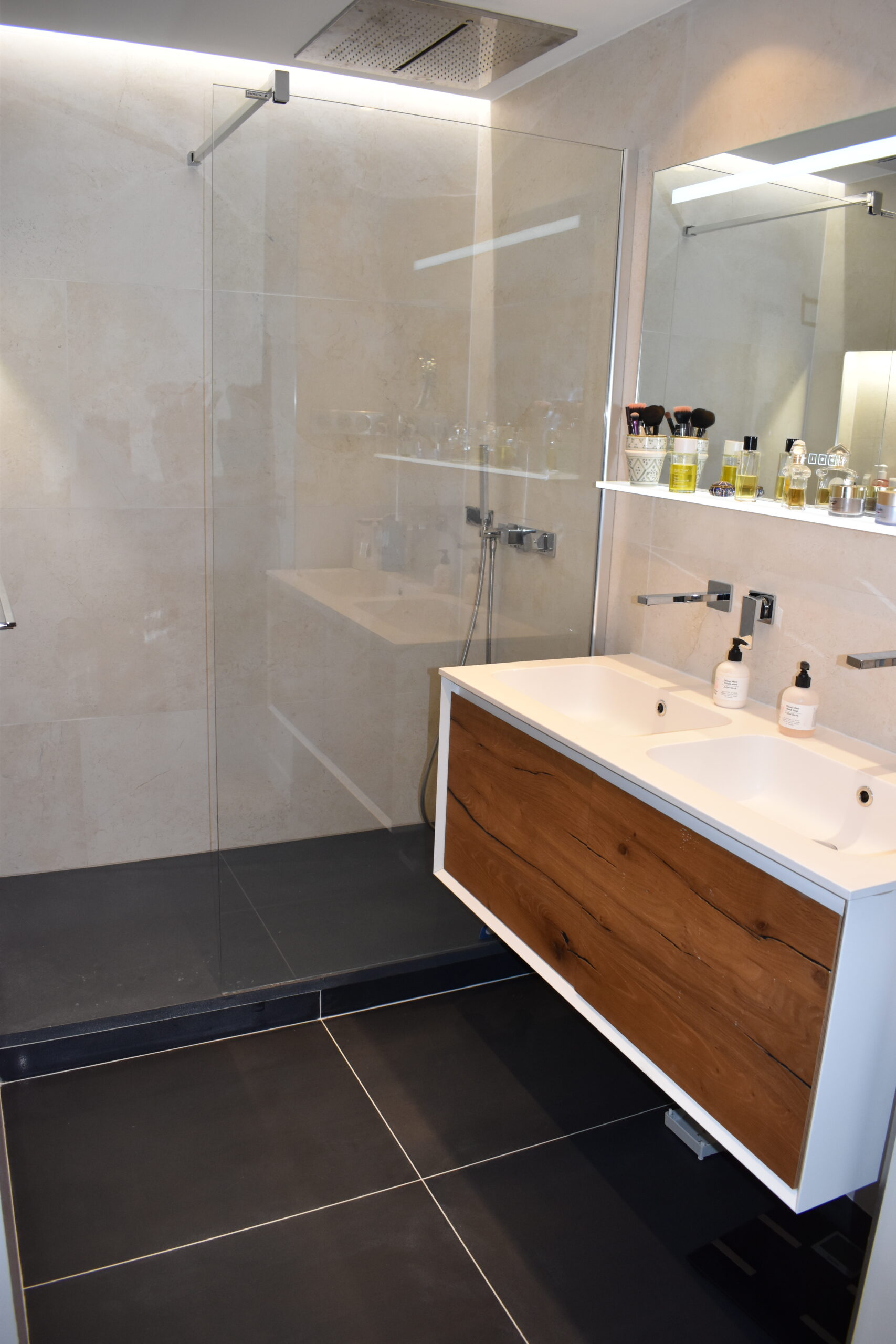 découvrez des salles de bain accessibles à neuilly, conçues pour le confort et la sécurité des personnes à mobilité réduite. aménagements adaptés, design fonctionnel et installation professionnelle pour répondre à tous vos besoins.