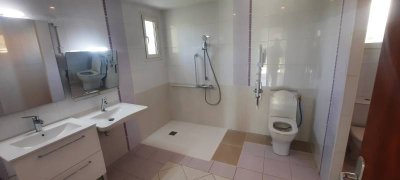 découvrez nos solutions de salles de bain accessibles à neuilly, adaptées aux personnes à mobilité réduite pour plus de confort et de sécurité. installation sur mesure et conseils personnalisés.
