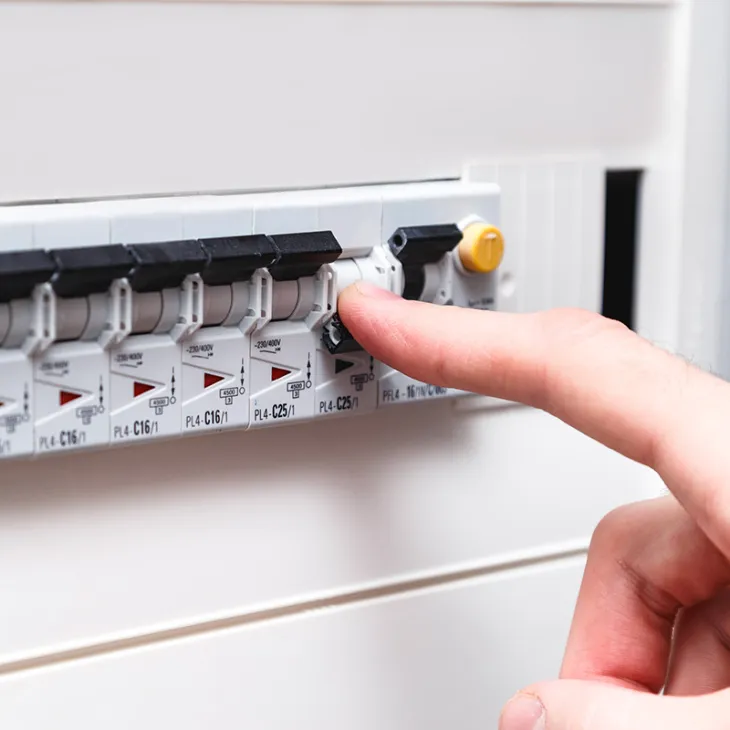 découvrez nos conseils pour assurer la sécurité de votre maison en cas de panne d'électricité et protéger vos proches des risques liés aux coupures de courant.