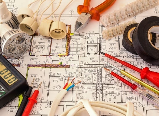 découvrez tous les tarifs pour la rénovation électrique de votre logement : prix moyens, facteurs influençant le coût et conseils pour bien estimer votre projet.