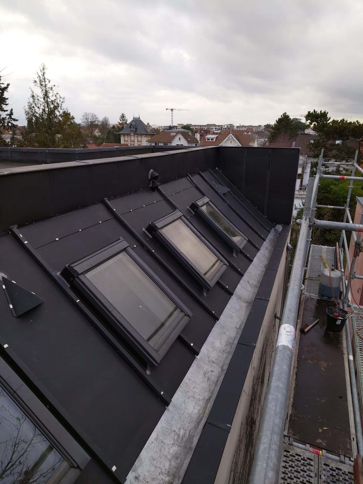 besoin d’une toiture à clamart ? faites appel à des couvreurs professionnels pour la rénovation, l’entretien ou la réparation de votre toit. devis rapide et interventions de qualité.