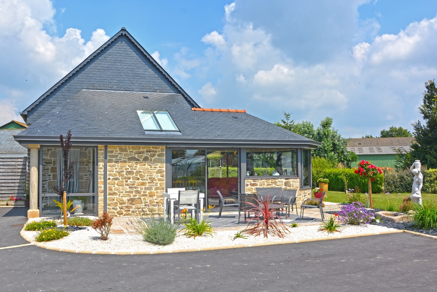 découvrez le coût d'une extension de 20m2 avec toiture plate : tarifs moyens, facteurs de prix et conseils pour maîtriser votre budget de travaux.