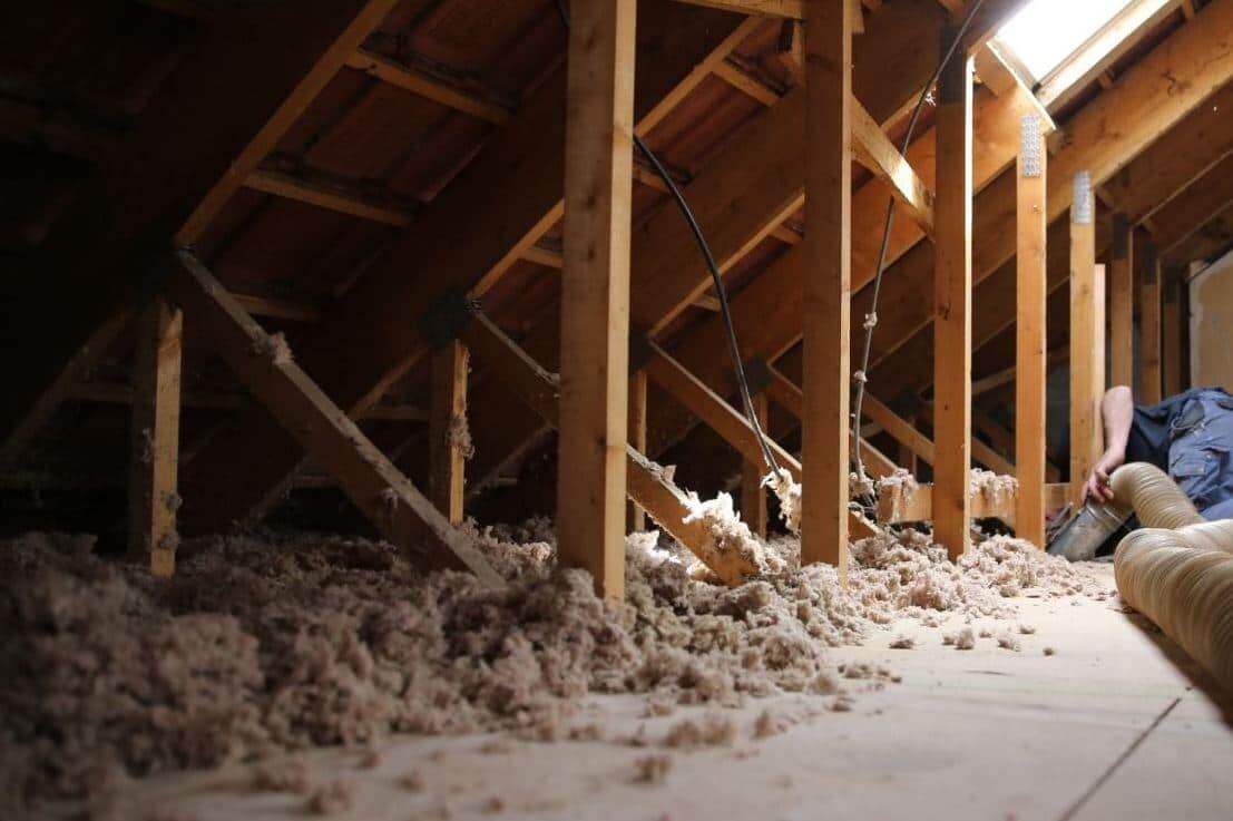 découvrez le coût moyen de l'isolation des combles au mètre carré, avec conseils pour économiser sur vos travaux et améliorer l'efficacité énergétique de votre maison.