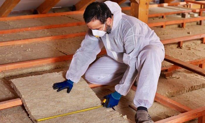 découvrez tout sur le coût de l'isolation des combles : prix moyens, facteurs influençant le tarif, conseils pour économiser et aides financières disponibles pour optimiser votre budget.