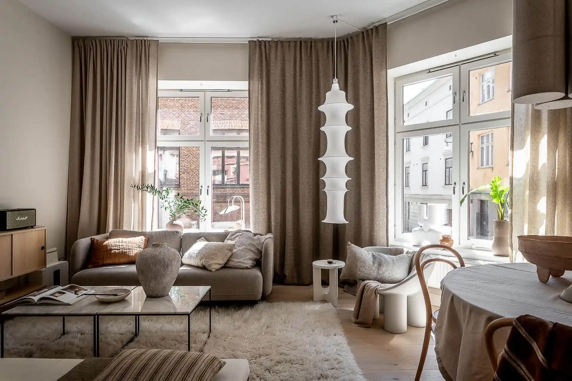 découvrez nos idées déco pour créer un intérieur cosy, chaleureux et accueillant. inspirez-vous de conseils pratiques pour aménager votre espace de vie avec style et confort.