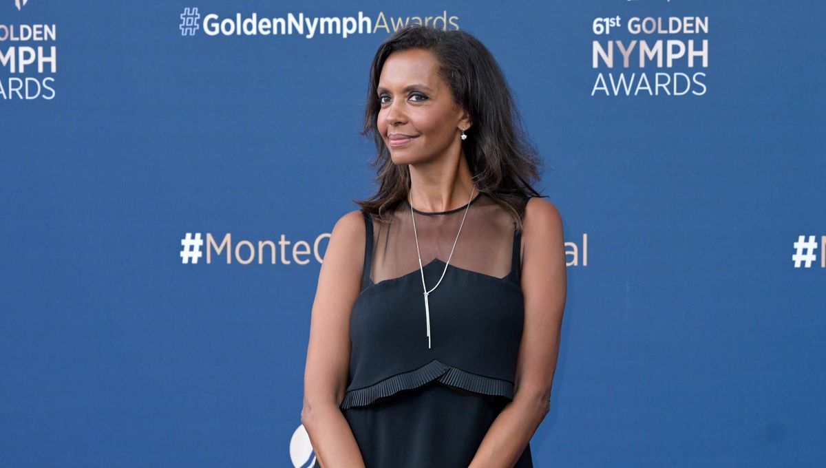 découvrez comment karine le marchand relooke deux chambres de bonne avec style et simplicité, transformant ces petits espaces en lieux accueillants et modernes.