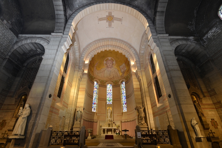 paris lance un plan ambitieux pour restaurer et préserver ses églises historiques et fontaines emblématiques, alliant patrimoine et modernité.