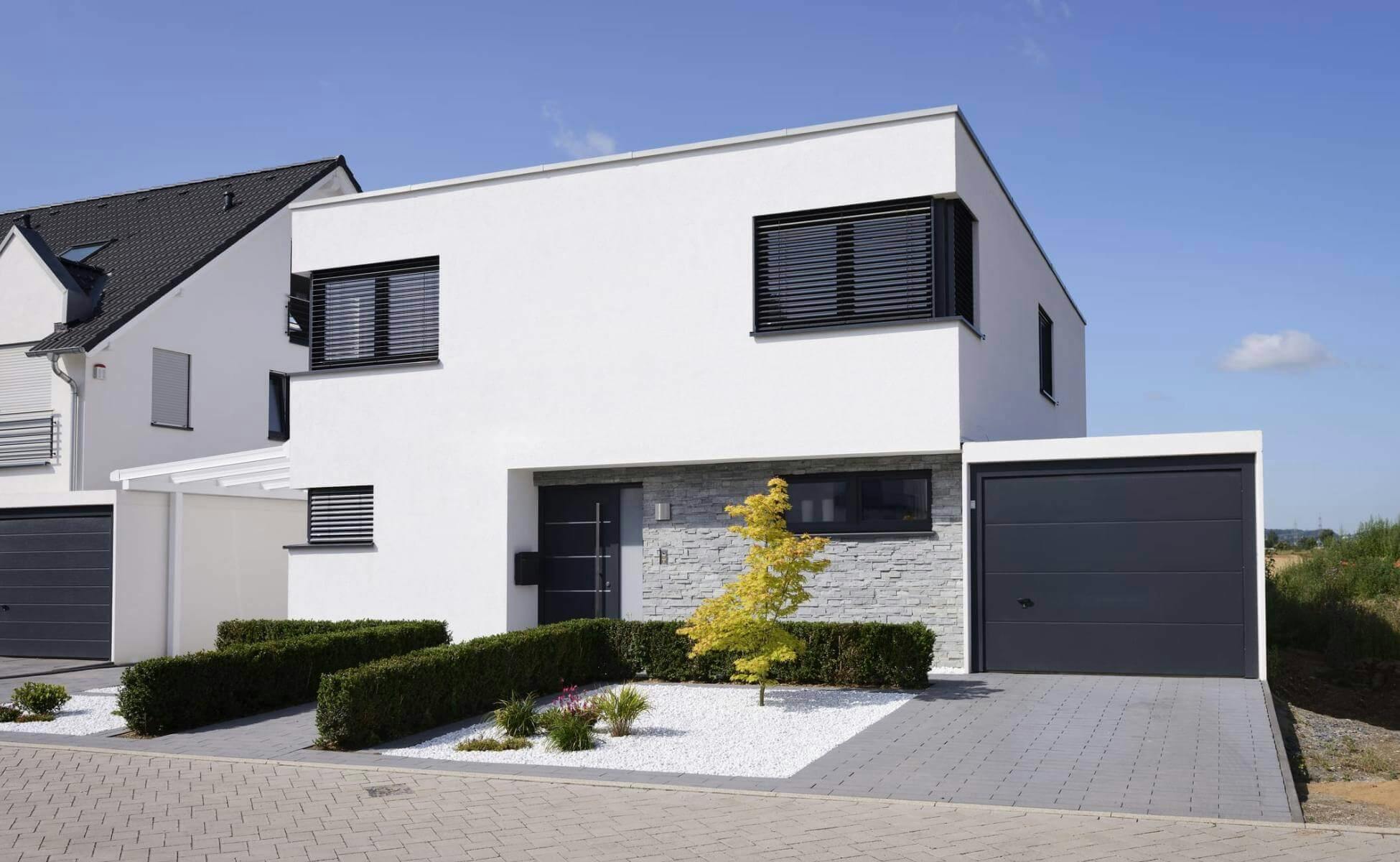 découvrez les prix de construction d'un garage en 2025 : estimation des coûts, matériaux, et conseils pour un projet réussi.