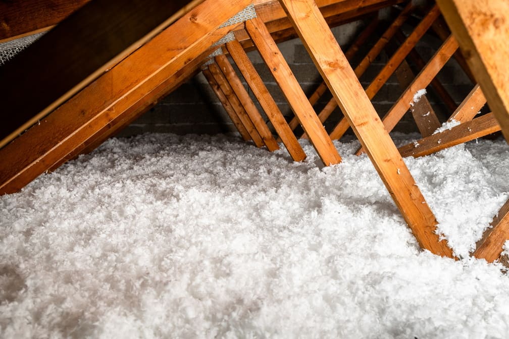 découvrez les prix moyens de l'isolation des combles au mètre carré et obtenez des conseils pour choisir la meilleure solution adaptée à votre budget et à vos besoins.