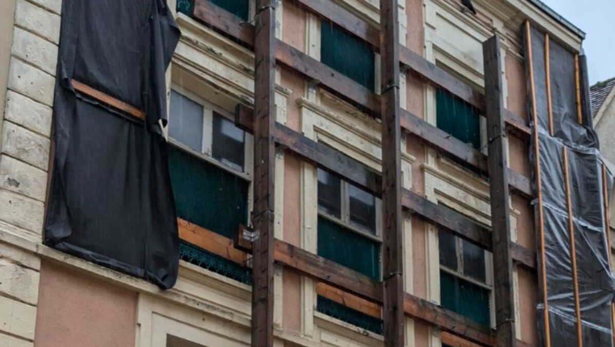 propriétaire contraint de vendre son bien immobilier faute de fonds pour effectuer les travaux nécessaires. découvrez les solutions possibles et conseils pratiques.