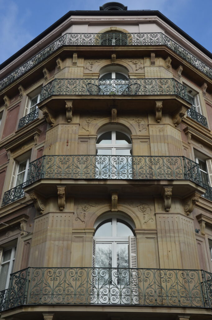 découvrez la renaissance du square marie-curie à austerlitz : un espace verdoyant et revitalisé pour les habitants et visiteurs, alliant histoire et modernité.