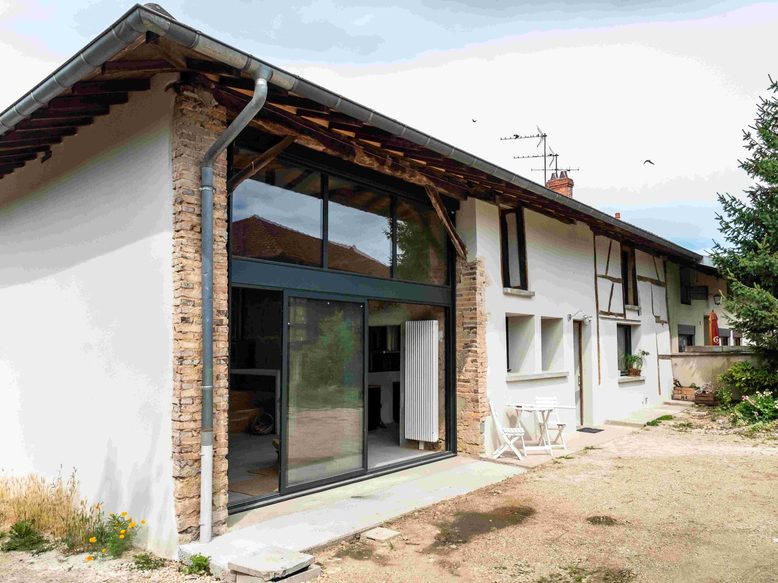 découvrez la rénovation d’une ferme historique près de paris : alliance du charme d’antan et du confort moderne, respect du patrimoine et savoir-faire traditionnel. parfait pour les amateurs d’authenticité et d’histoire !