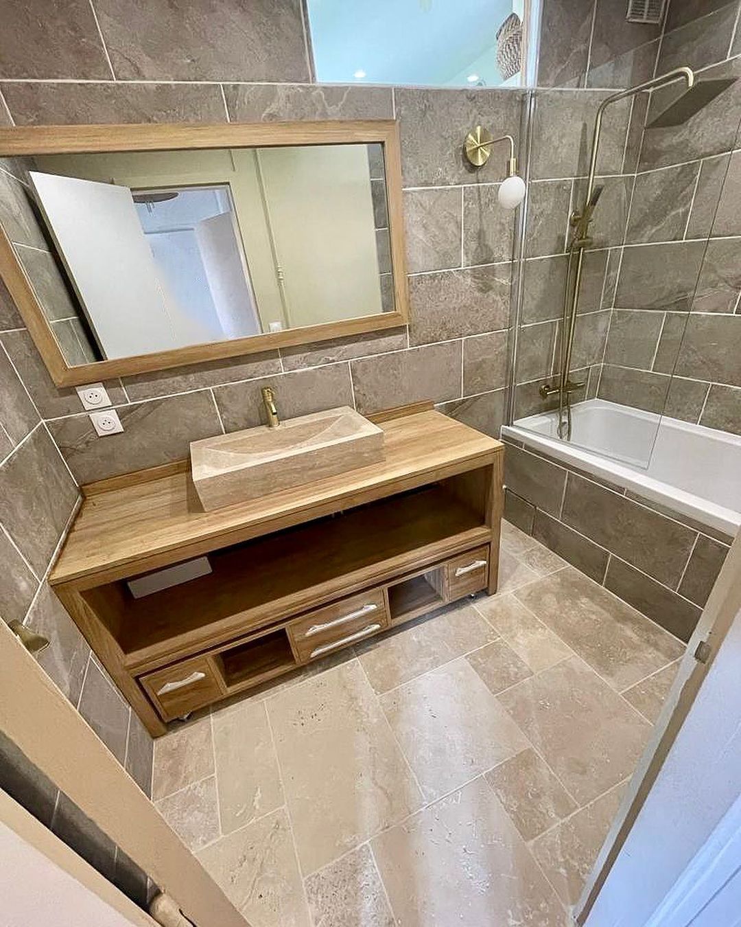 découvrez les étapes essentielles et astuces pratiques pour réussir la rénovation de votre salle de bain à neuilly-sur-seine. transformez votre espace avec style et efficacité.