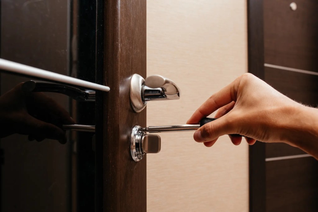 serrurier urgence nuit à châtenay-malabry : intervention rapide 24/7 pour dépannages, ouvertures de porte et sécurisation de votre domicile.