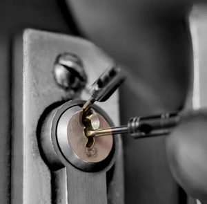 service serrurier urgence à saint-cloud : intervention rapide 24h/24 pour tous vos besoins en dépannage serrurerie, ouverture de portes et changement de serrures.