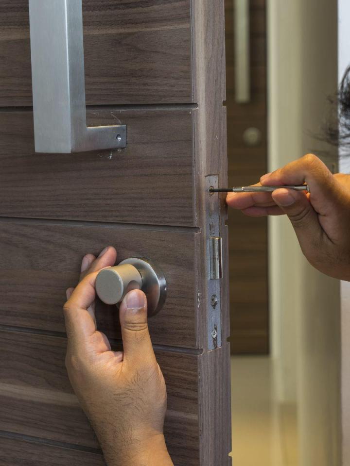 serrurier urgence à saint-cloud : intervention rapide 24h/24 pour tous vos besoins de dépannage, ouverture de porte, changement de serrure et sécurité.